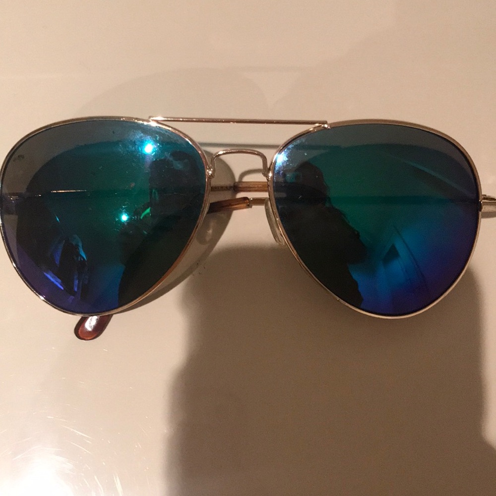 Blue sunglasses (rayban aviator style)